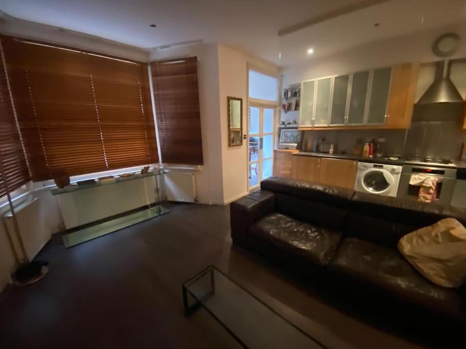 Large Studio Flat In Kensington Londra Esterno foto